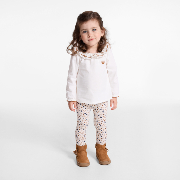 تيشيرت أبيض بياقة متموجة للفتيات الصغيرات